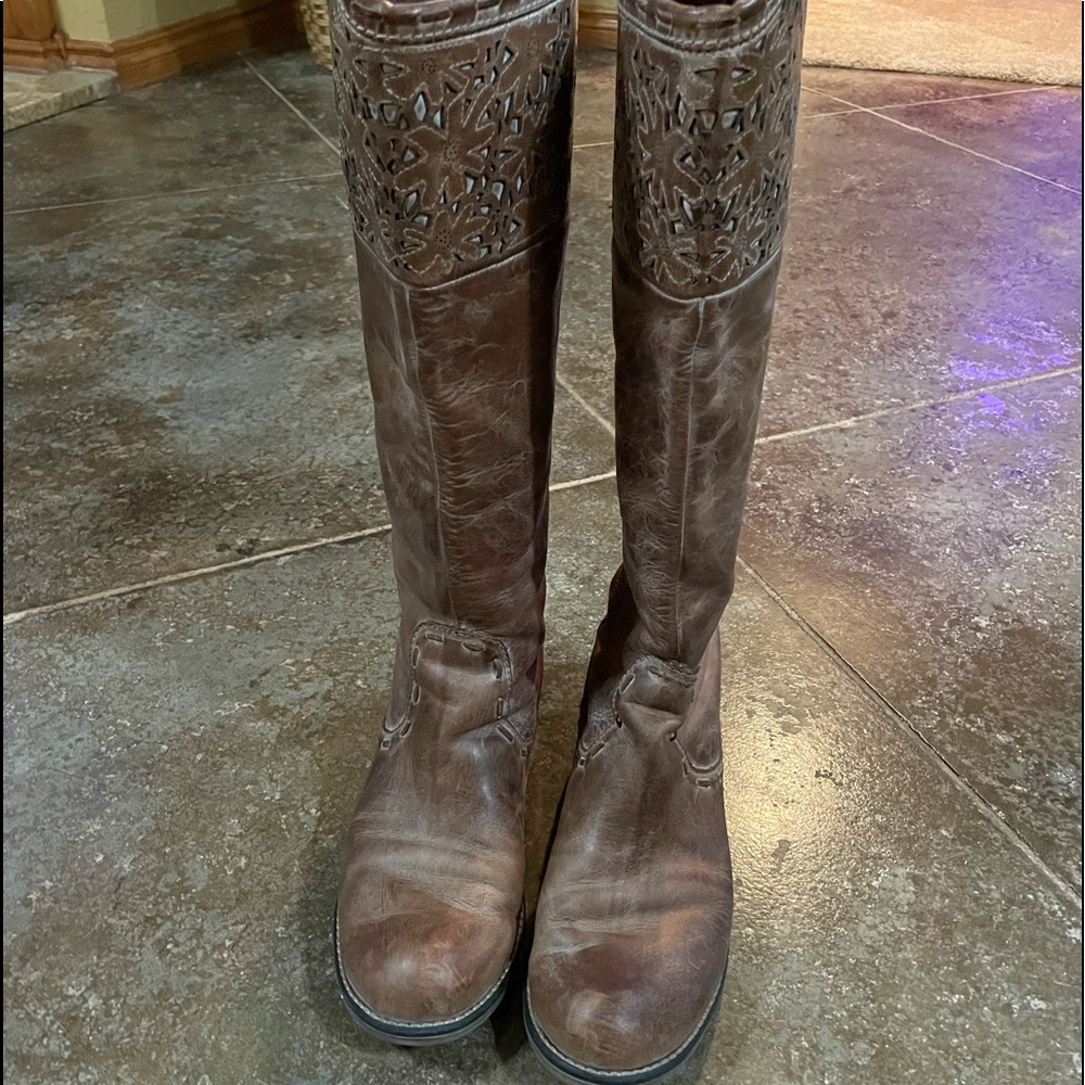 Corral 10m tall comfortable boot with beautiful stitching and leather work.